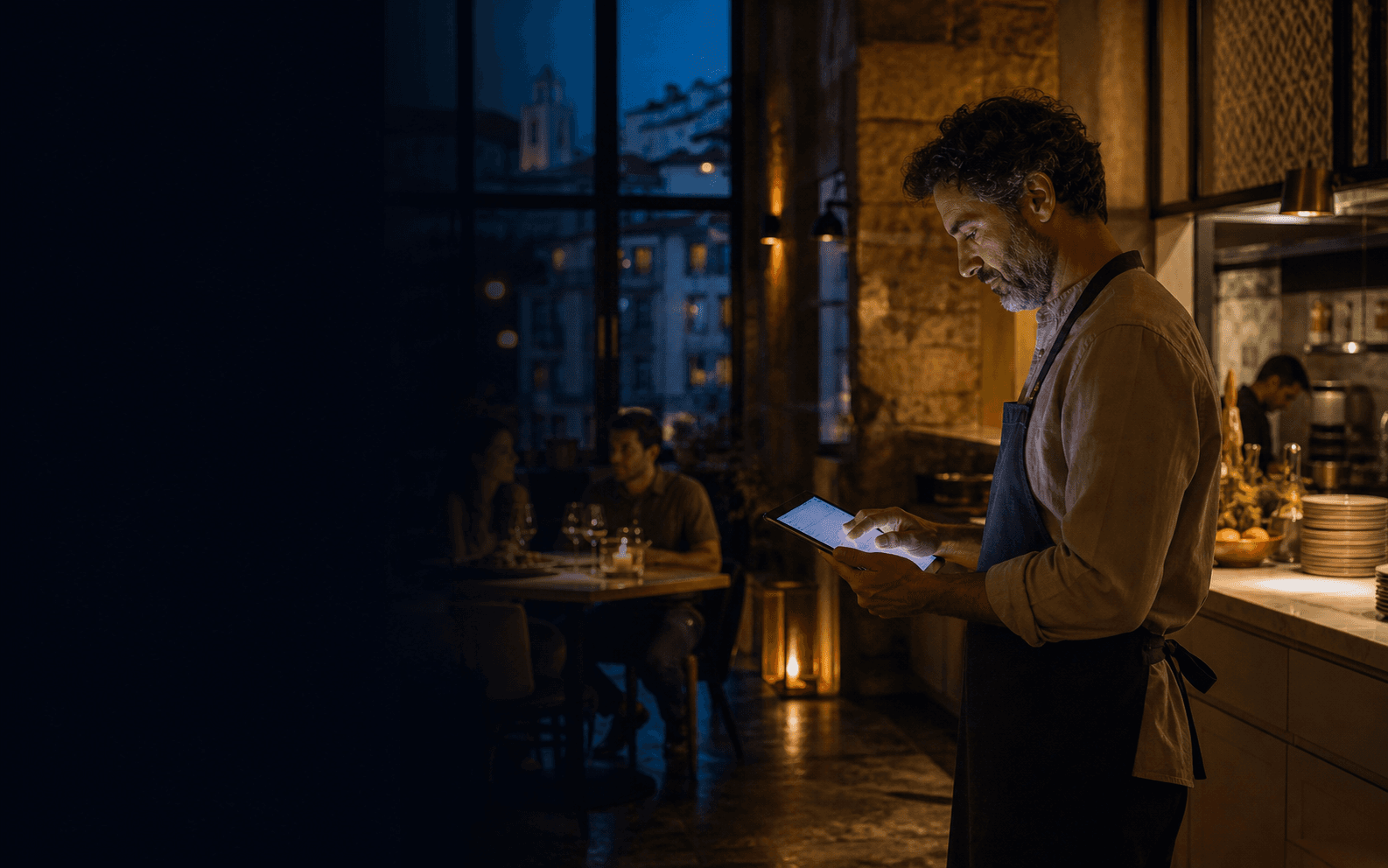 Proprietário de restaurante a gerir o serviço num tablet